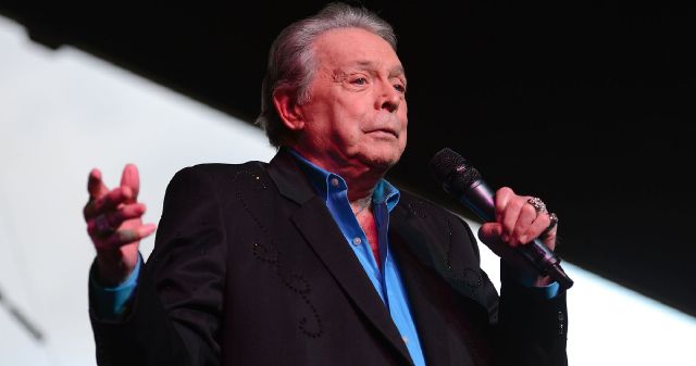 Country music idol Mickey Gilley meets with a violent crash, is recovering well