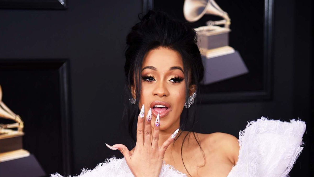 Cardi B shows it again that she's struggling with the fame she courted